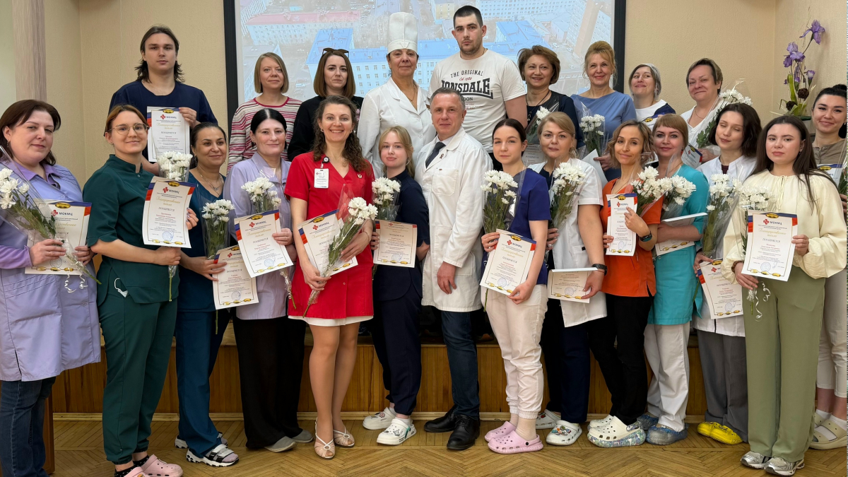 Тарбаев поздравляет медсестер
