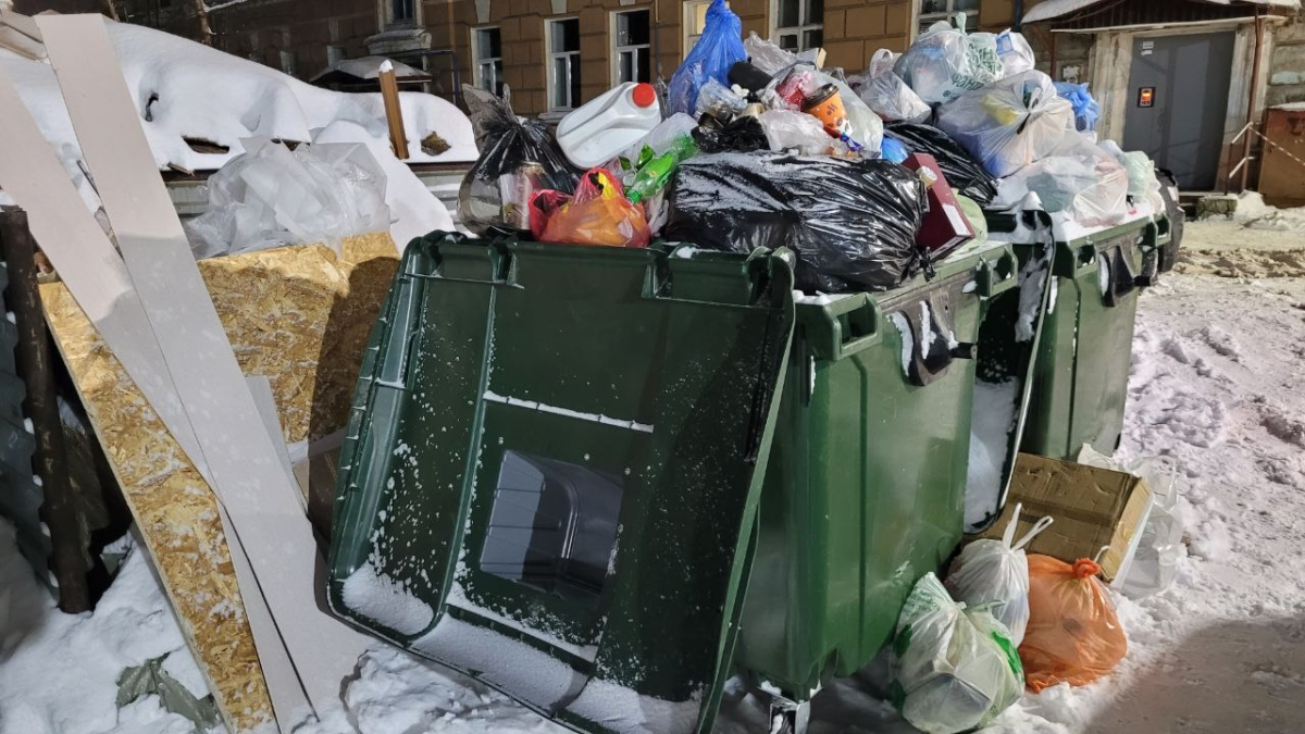 Переполненные мусорные баки