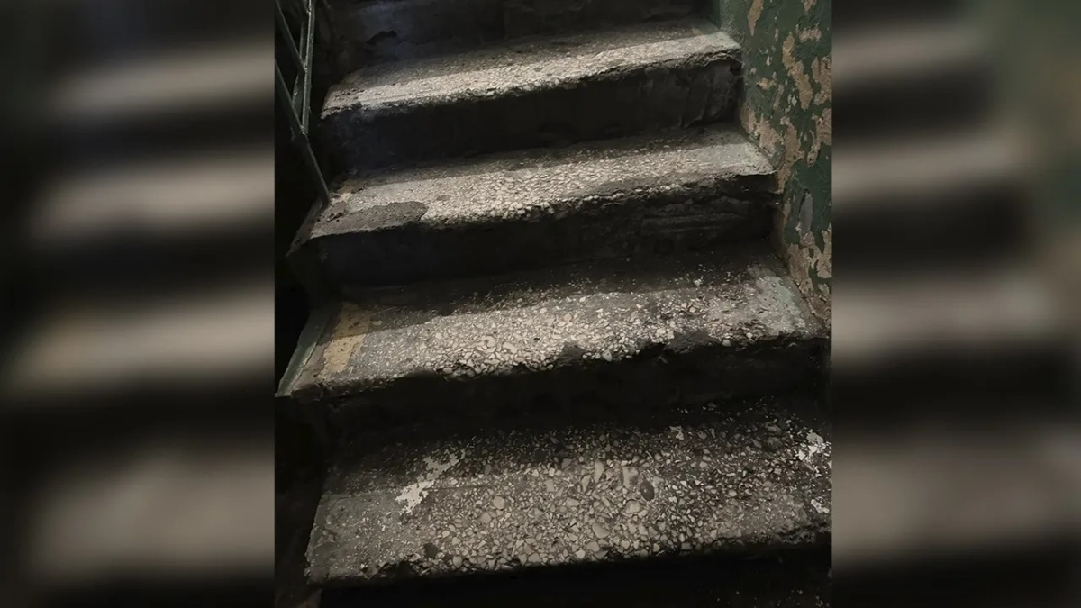 разрушающиеся ступени в подъезде