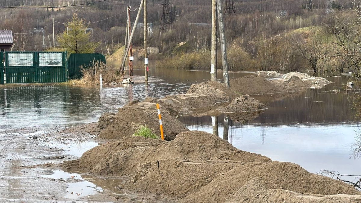 Песочная насыпь и паводок