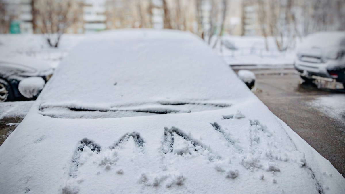 снег лежит на капоте машины