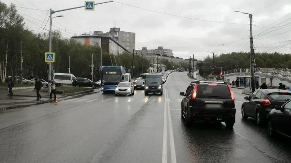 автомобили на улице города