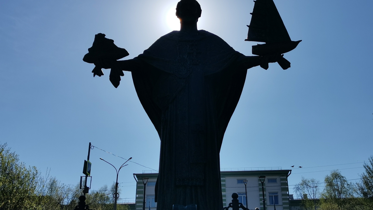Солнце за статуей