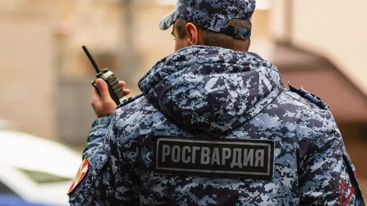 сотрудник Росгвардии говорит по рации