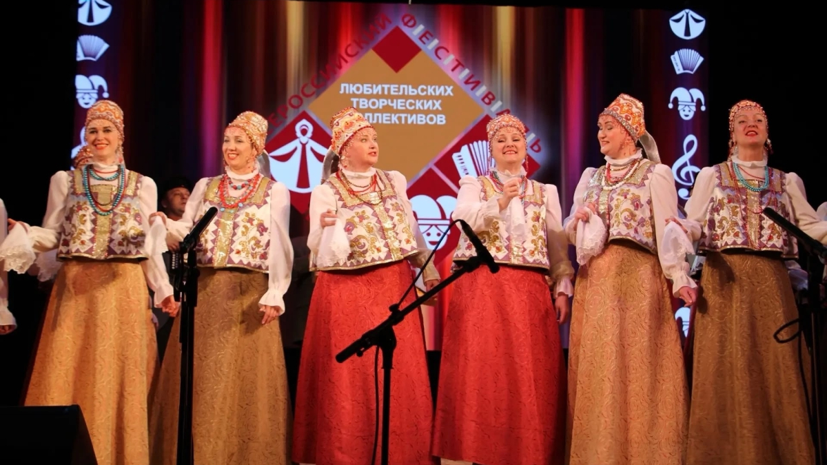 Ансамбль на сцене