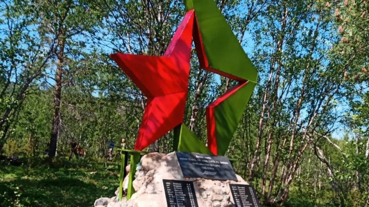 Памятник возле Колы