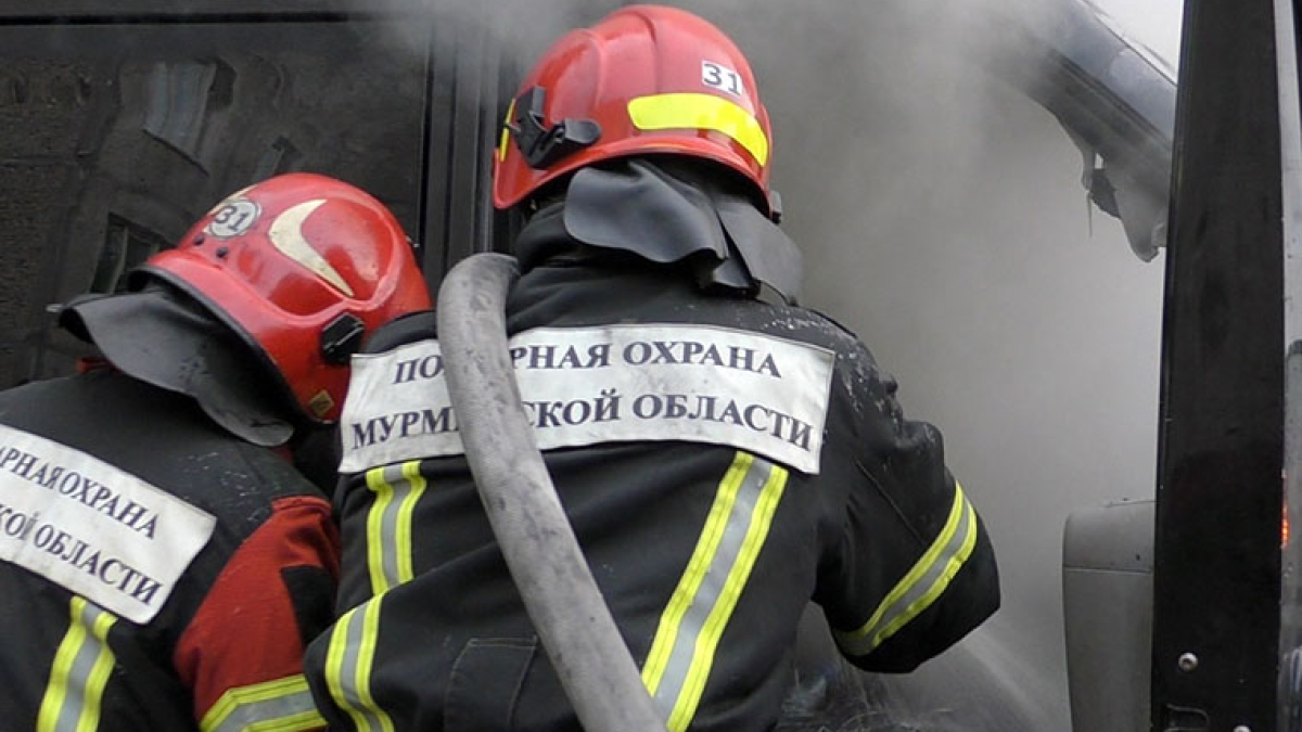 Спасатели тушат