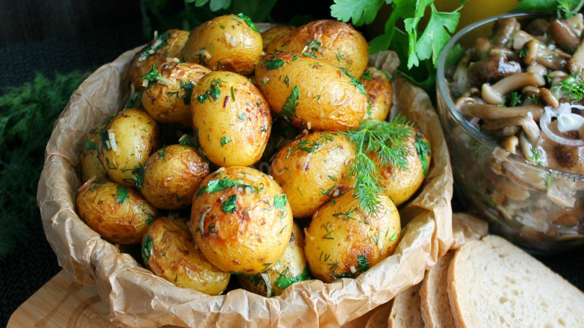 картофель на столе