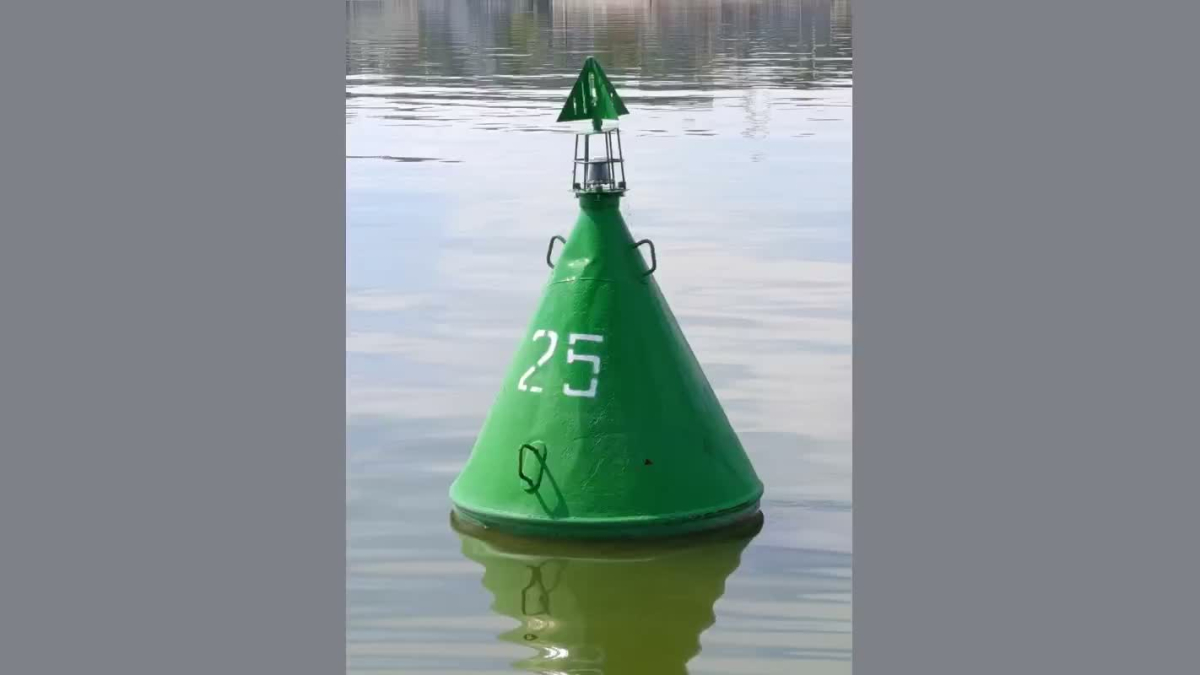 Бакен в море