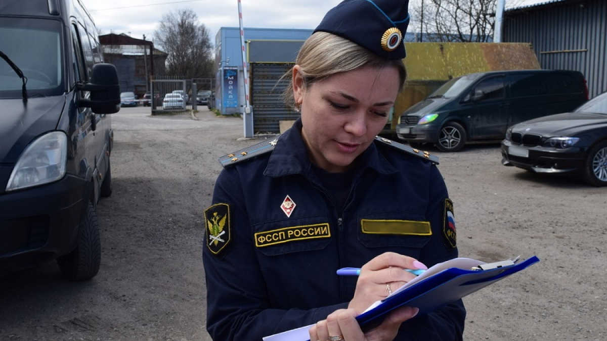 судебный пристав заполняет документы