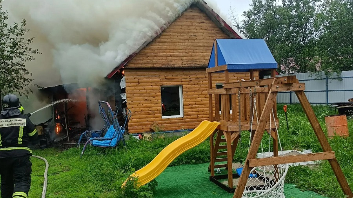 горит дервеянный дачный дом