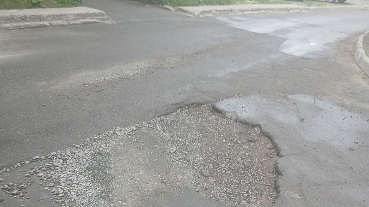 яма в асфальте возле дома