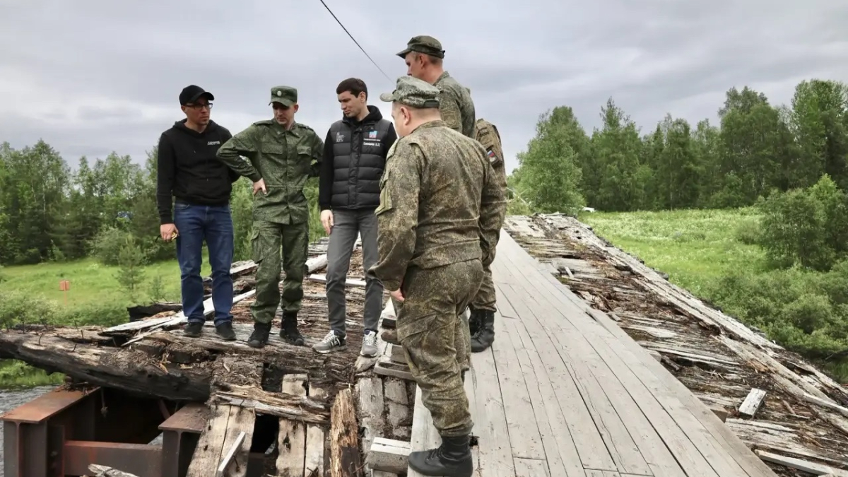 Военные на мосту
