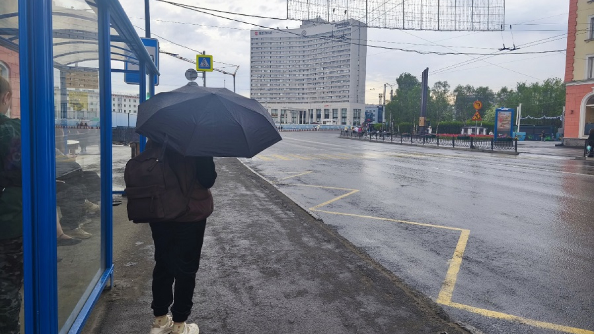 девушка с зонтом на остановке