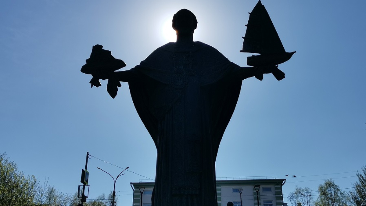 статуя Николая Чудотворца