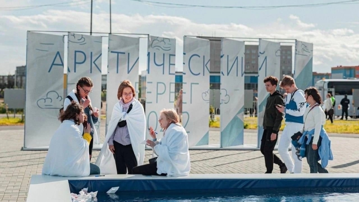 Дети на набережной