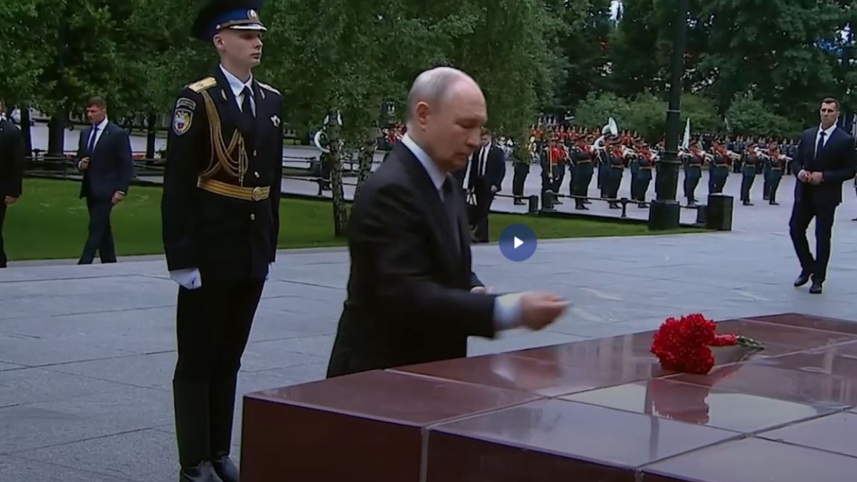 путин возлагает цветы
