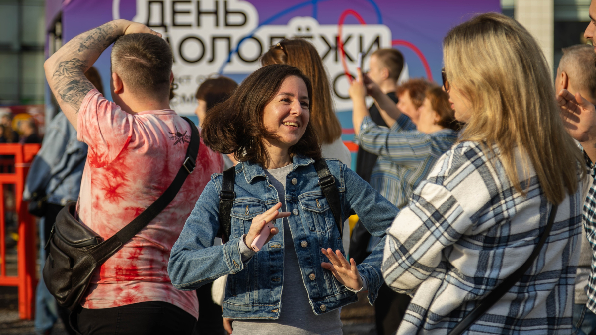 Молодежь танцует
