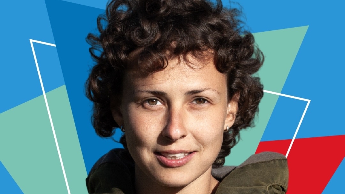 Певица на афише
