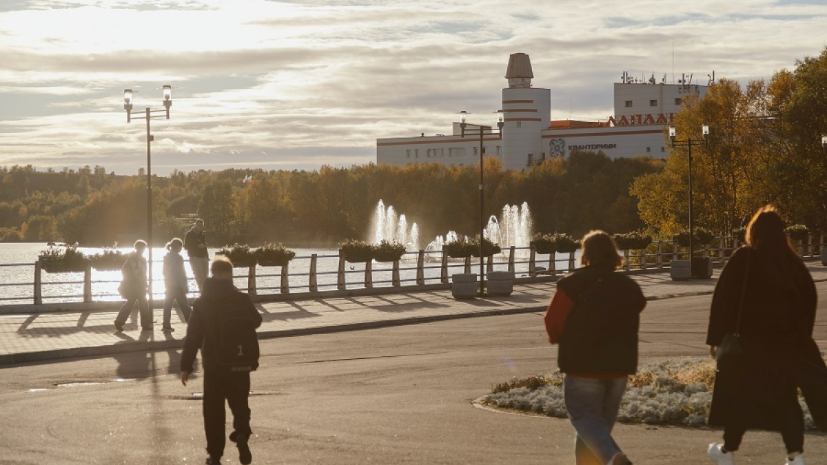 люди гуляют по городу