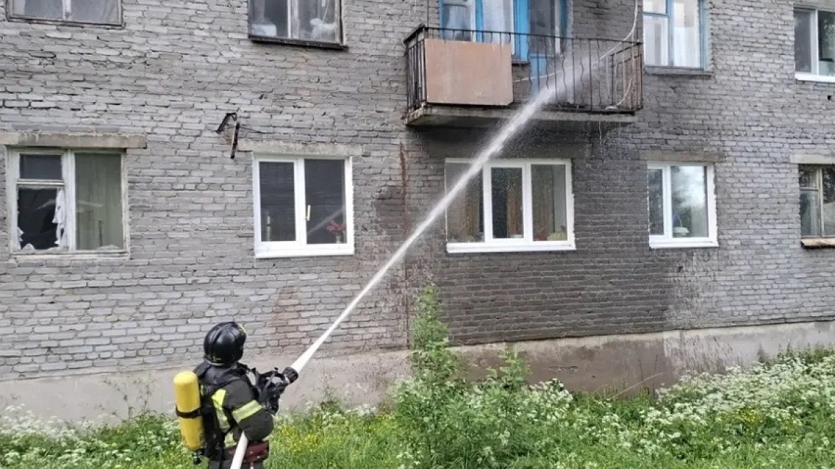 пожарный тушит горящий балкон