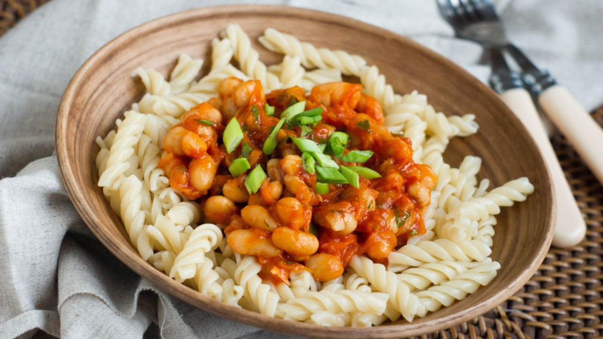 Макароны с фасолью и овощами