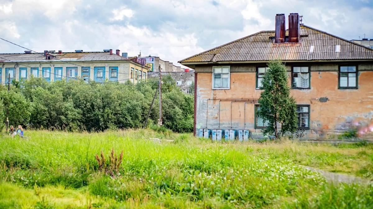 старые кирпичные многоэтажные дома