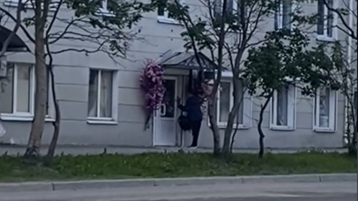 Мужчина у крыльца