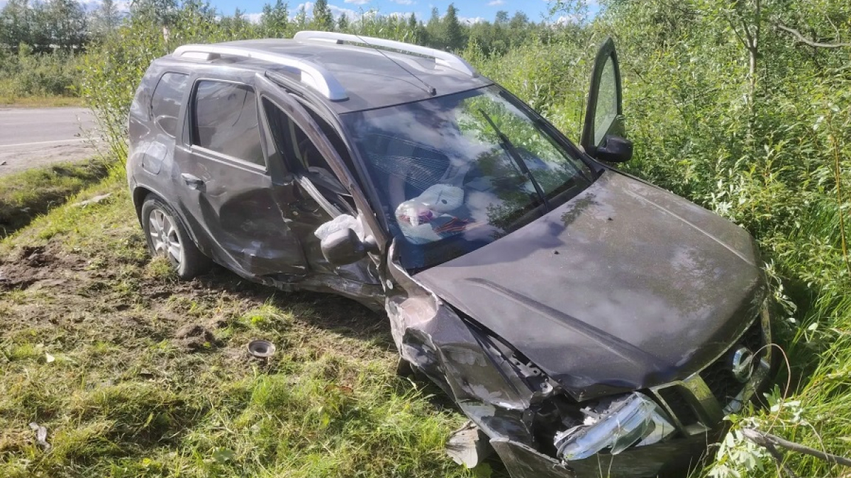 помятый автомобиль после аварии