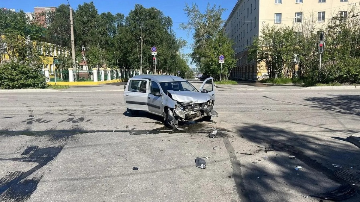 разбитая машина после аварии