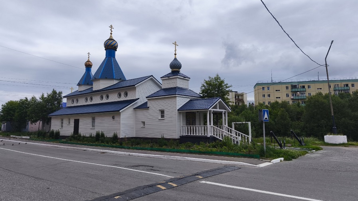 хмурое небо над церковью