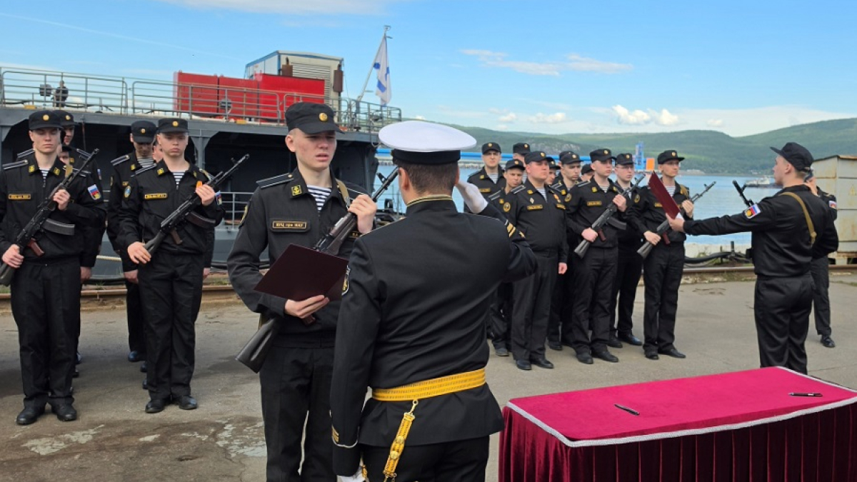 курсанты принимают присягу