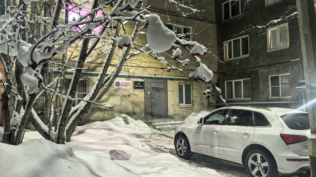 Машины во дворе