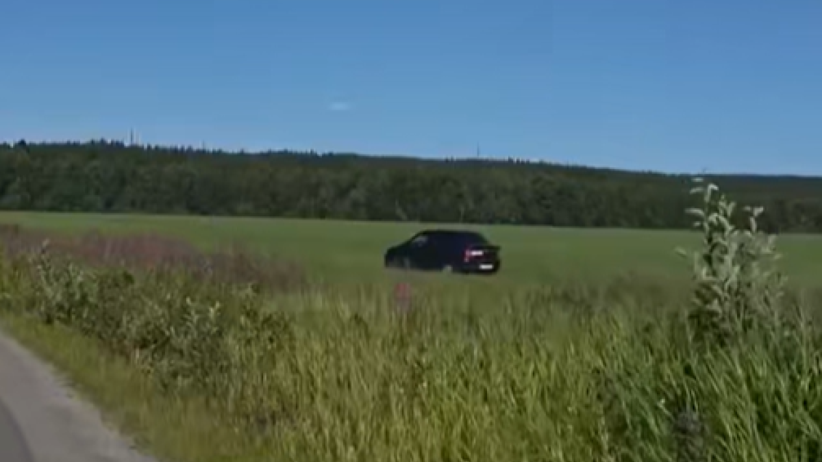 Автомобиль в поле