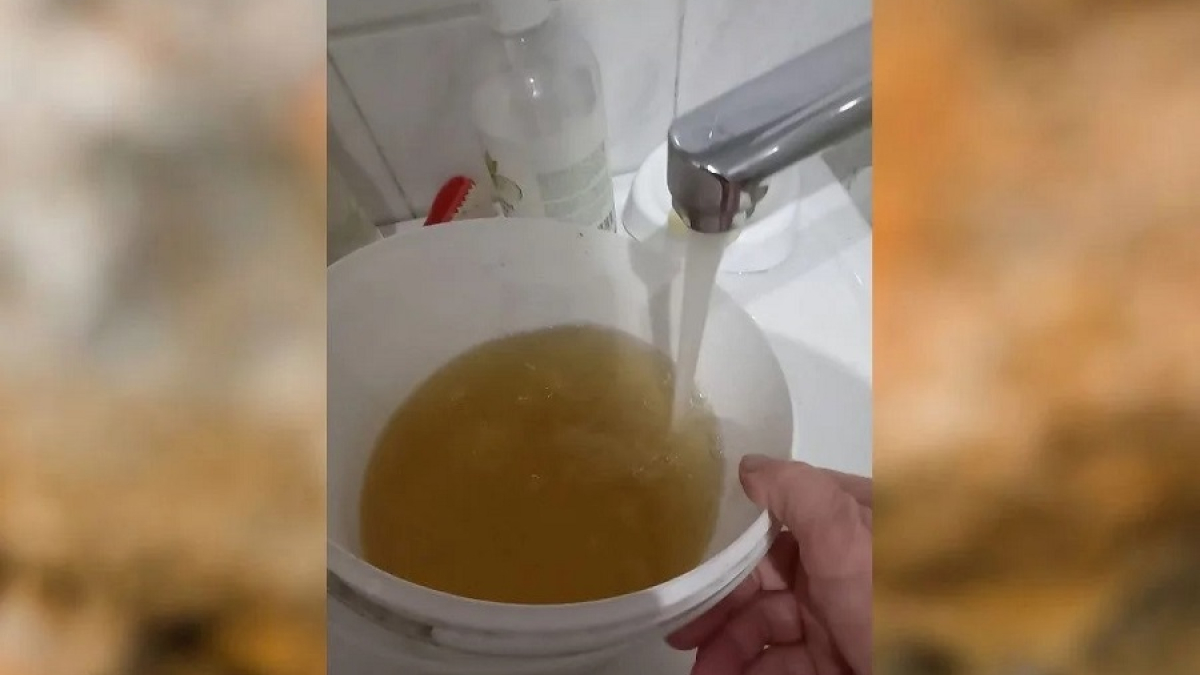 ржавая вода в белом ведре