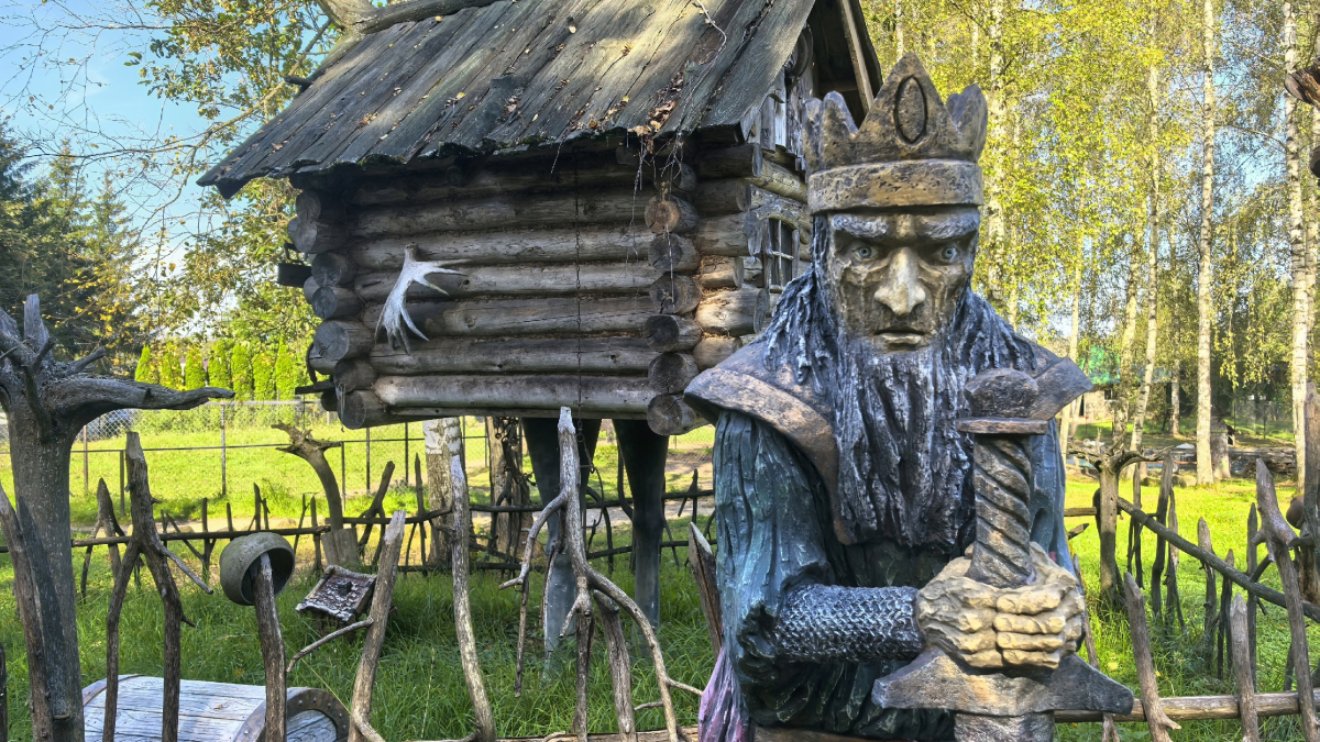 фигура из дерева