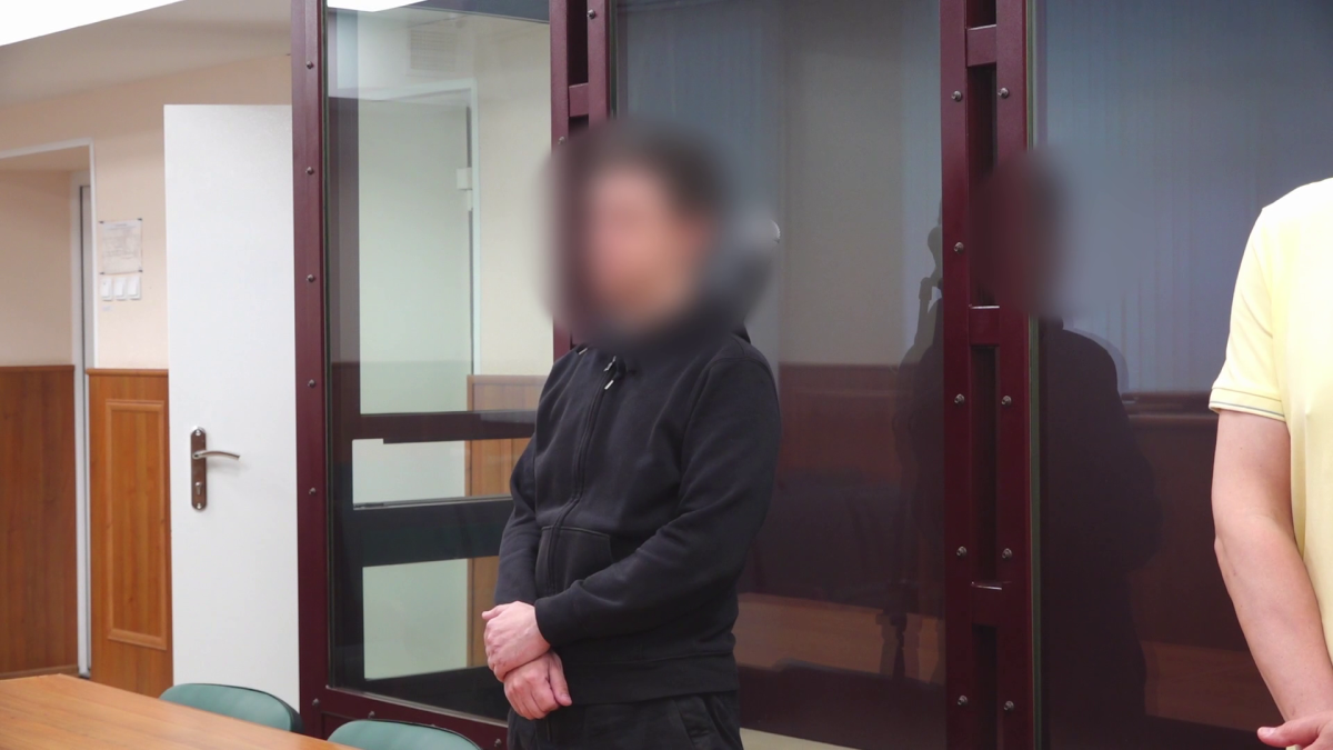 полицейский держит наручники