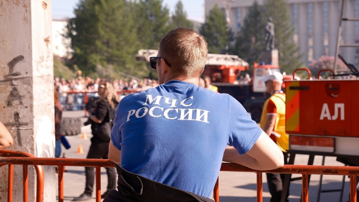 надпись МЧС на футболе