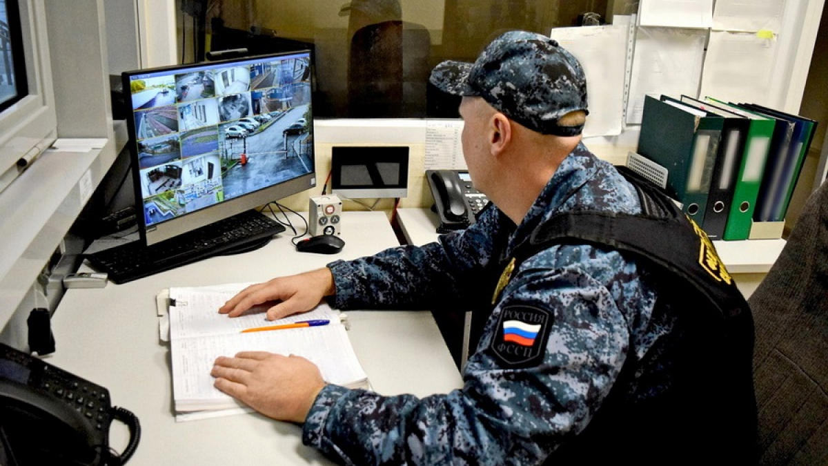 судебный пристав смотрит в монитор