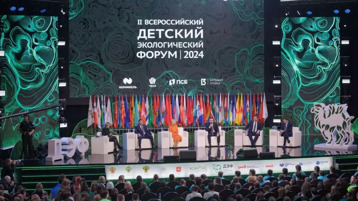 дети на сцене