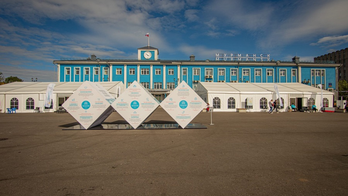 здание морского вокзала Мурманска