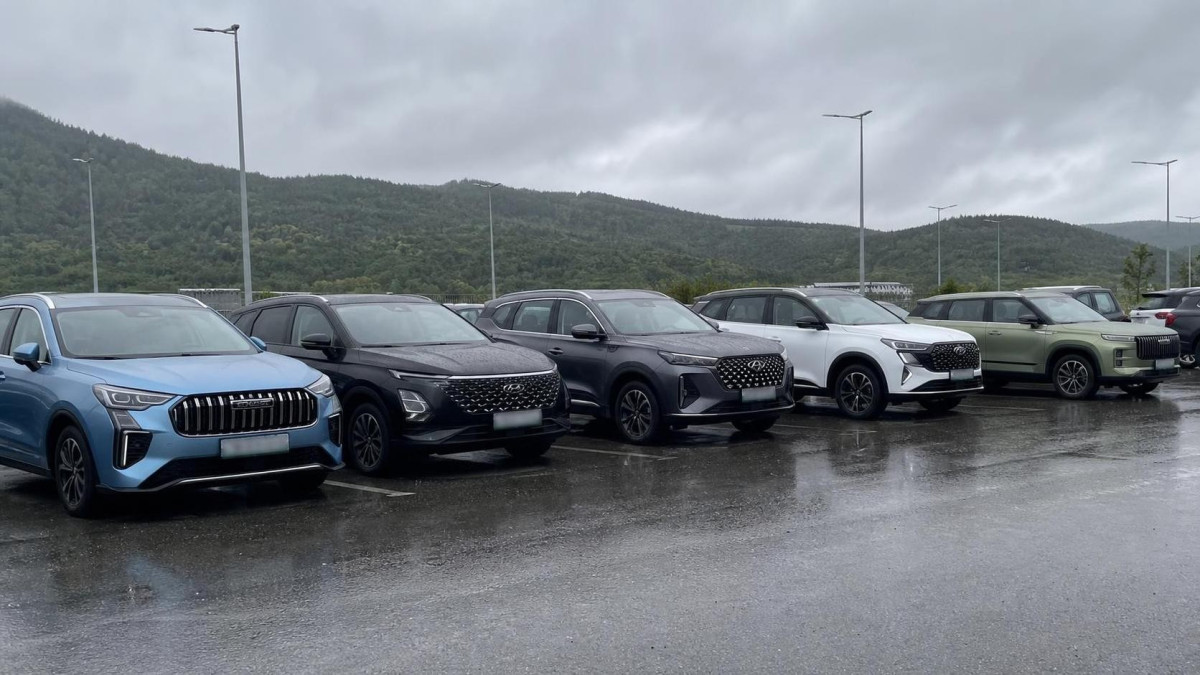 Новые полноприводные кроссоверы на площадке автосалона после дождя