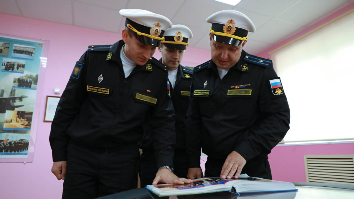 офицеры в музее