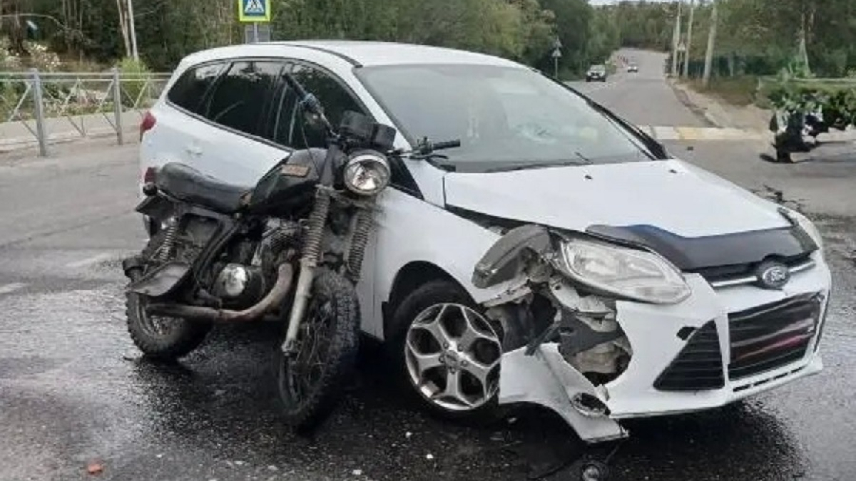 машина и мотоцикл после аварии