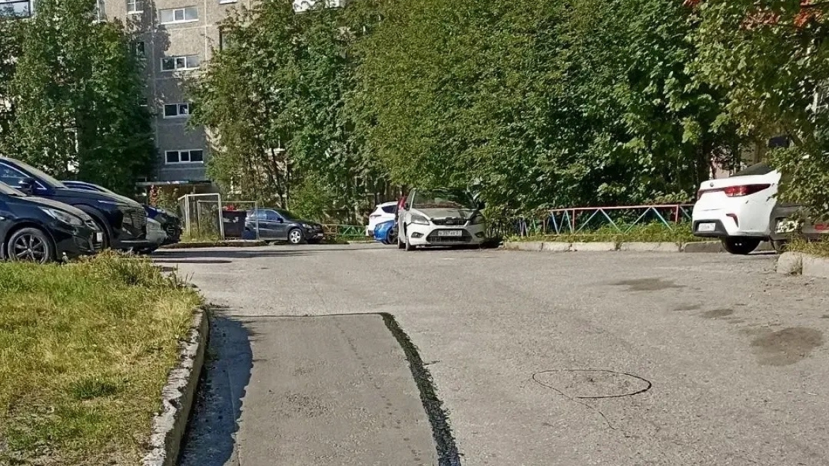яма на дороге