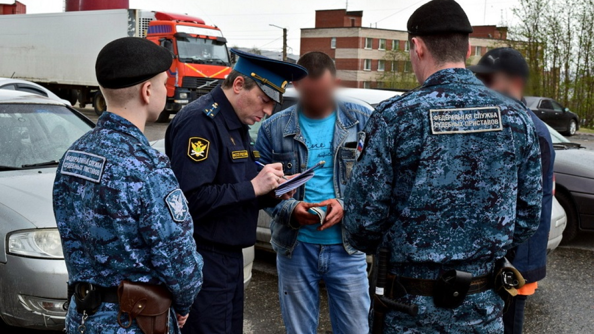 приставы беседуют с должником