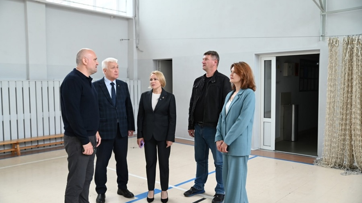 комиссия смотрит ремонт школы