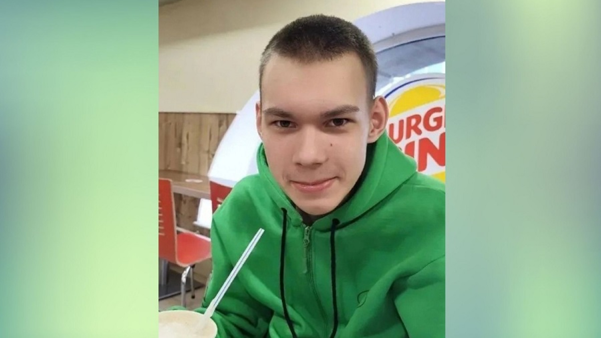 подросток в зеленом худи