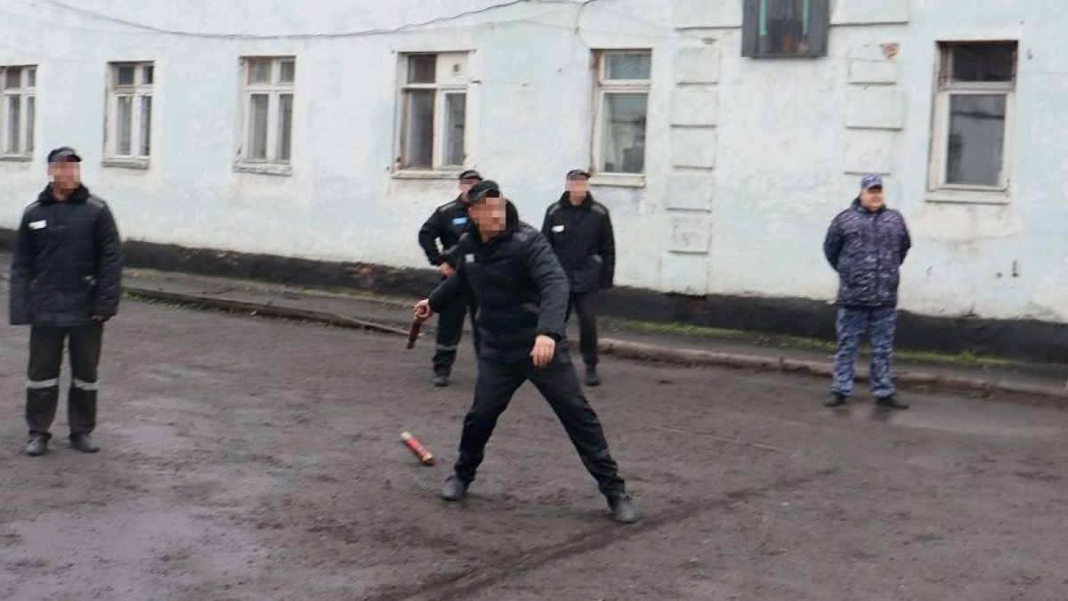 зеки играют в городки