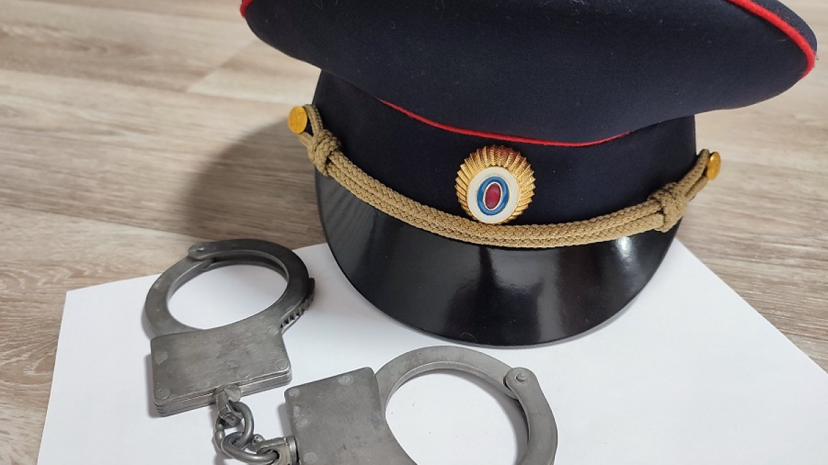 фуражка полицейского и наручники